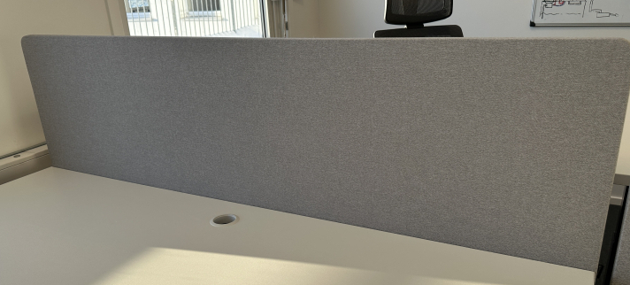 Bordskillevegg / bordskjerm i grått