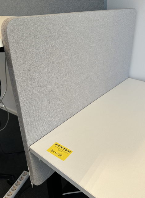 Bordskillevegg / bordskjerm i grått