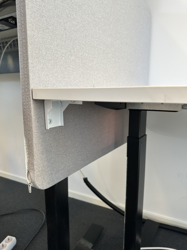 Bordskillevegg / bordskjerm i grått