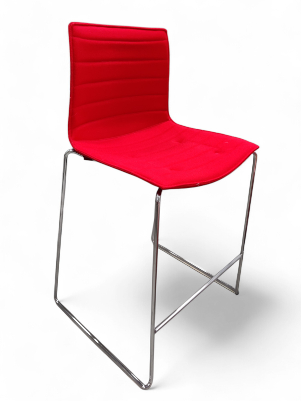 Barkrakk: Arper Catifa 46 i rødt