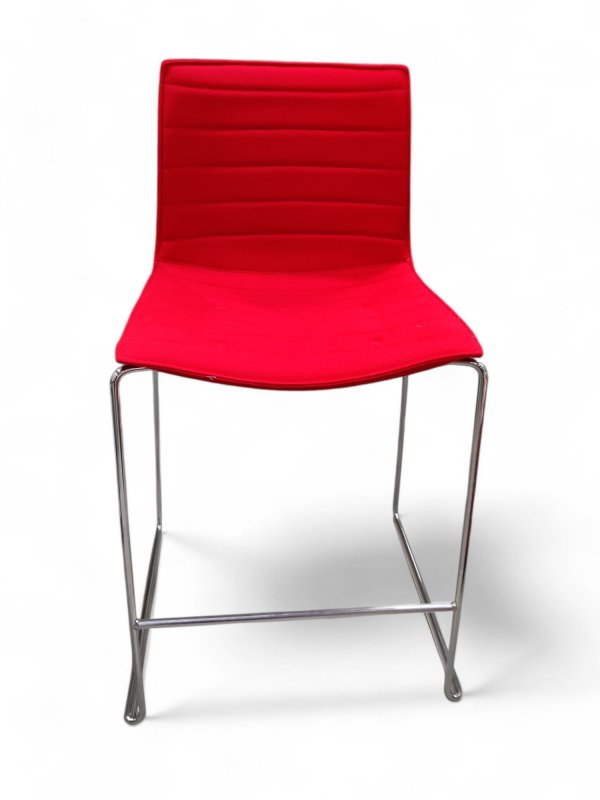 Barkrakk: Arper Catifa 46 i rødt