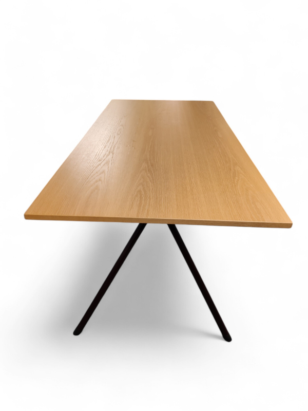 Møtebord fra Lammhults i eikefiner