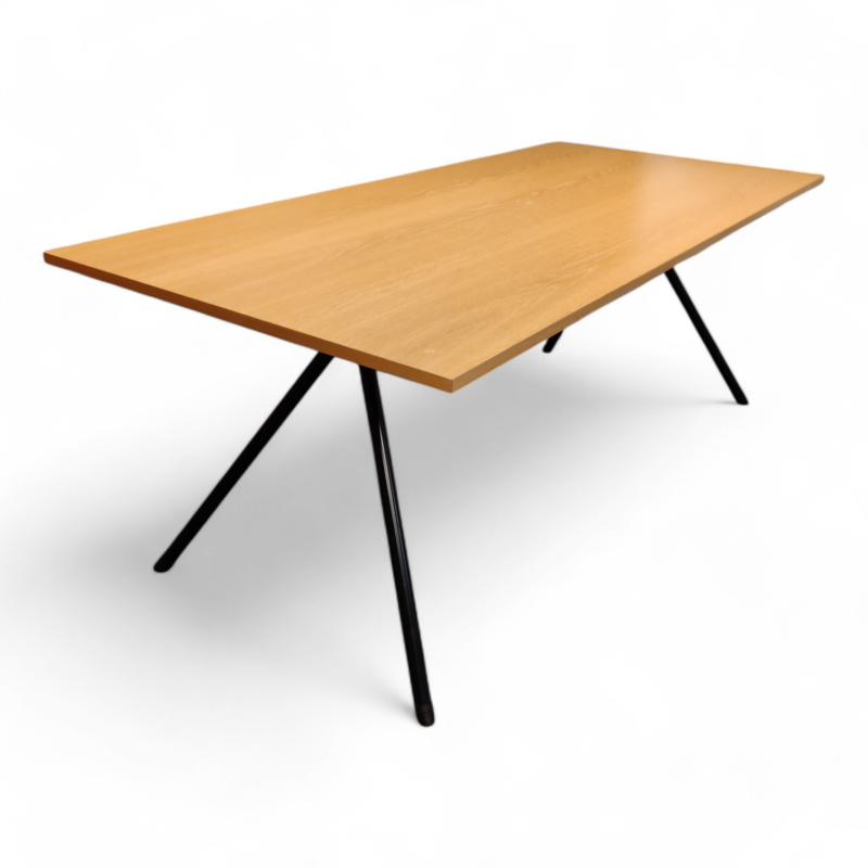 Møtebord fra Lammhults i eikefiner