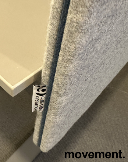 Bordskillevegg i grått stoff med - 2 / 2