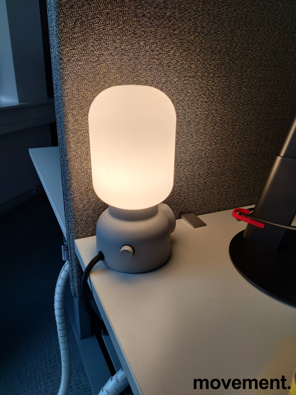 Bordlampe i hvitt/grå fra Atelje - 2 / 4