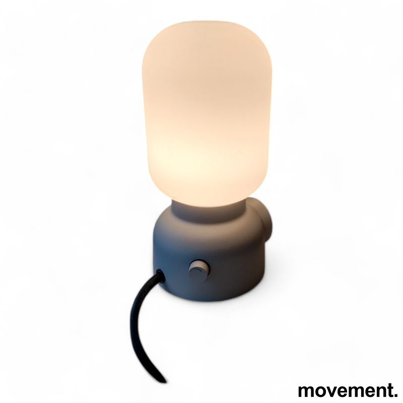 Bordlampe i hvitt/grå fra Atelje - 1 / 4