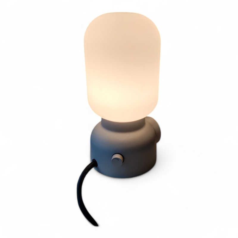 Bordlampe i hvitt/grå fra Atelje