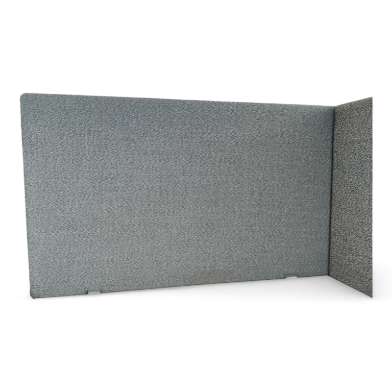 Bordskillevegg i lys grønn stoff