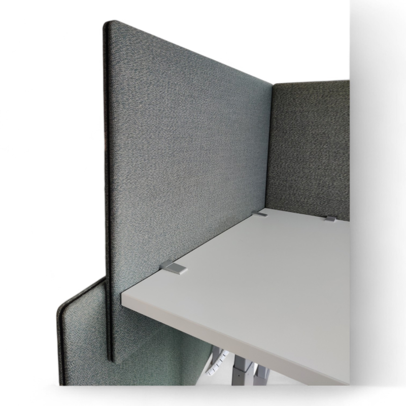 Bordskillevegg i lys grønn stoff