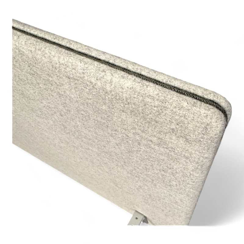 Bordskillevegg i lyst grått stoff