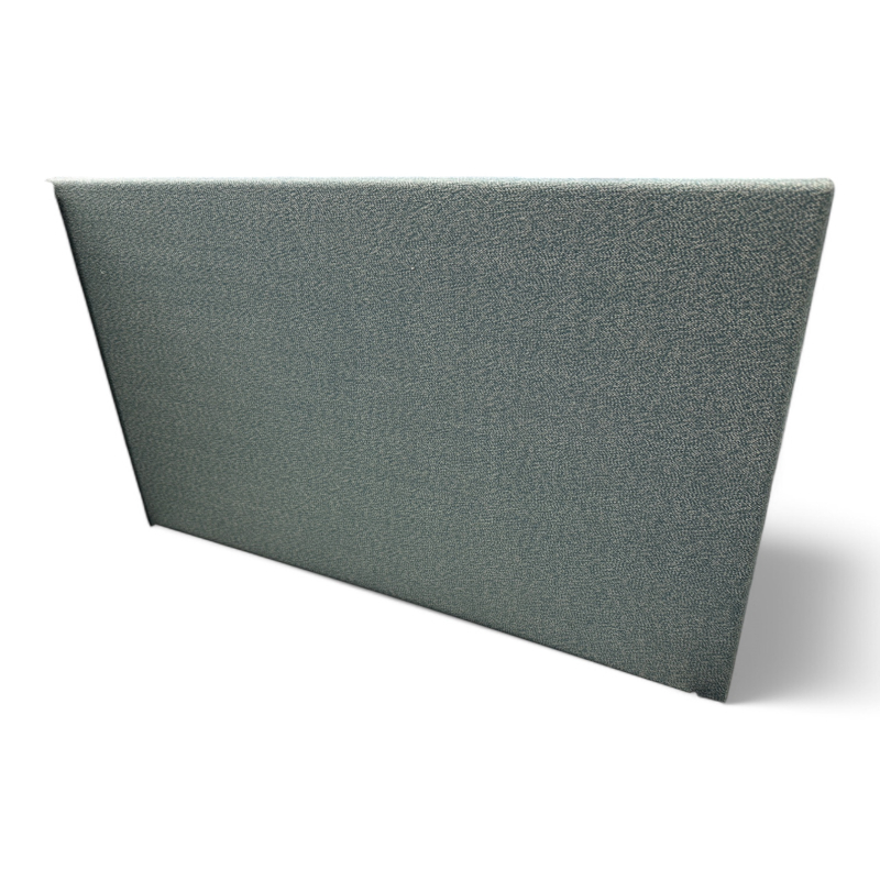 Bordskillevegg i grønt stoff,