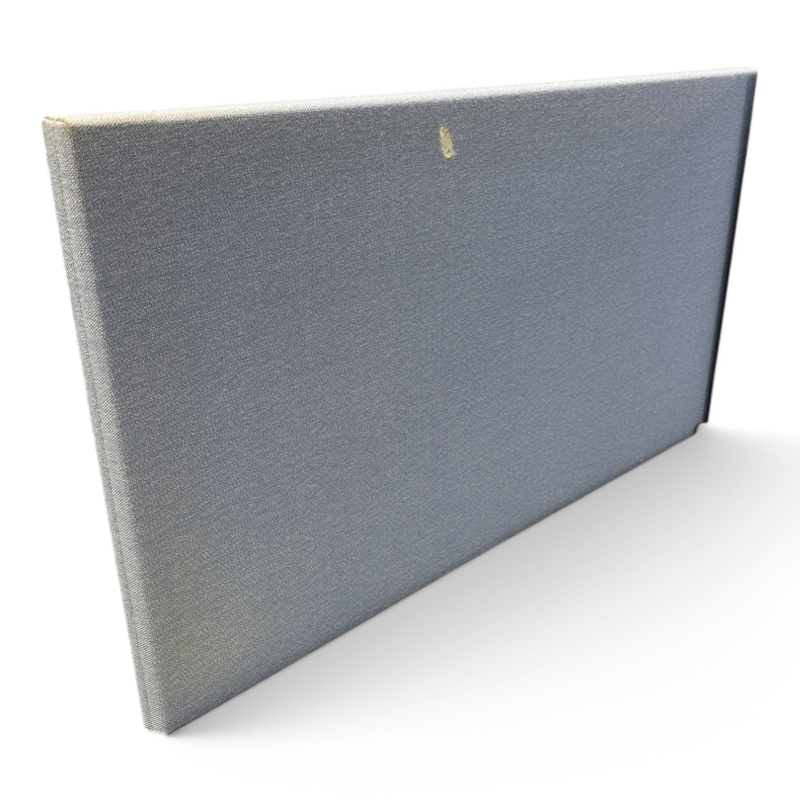 Bordskillevegg i lyst blått stoff,