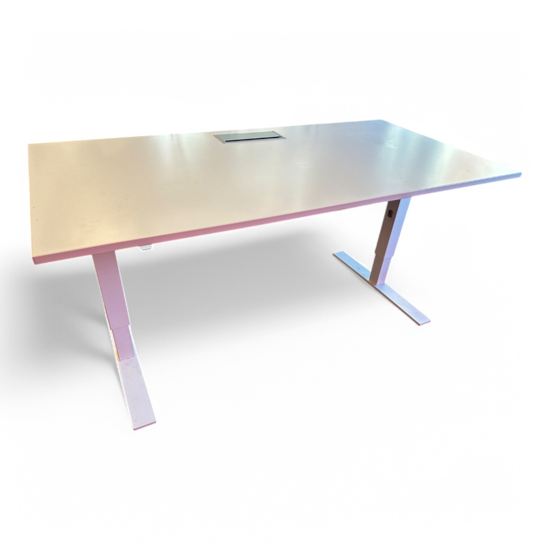 Skrivebord i hvitt fra Kinnarps,