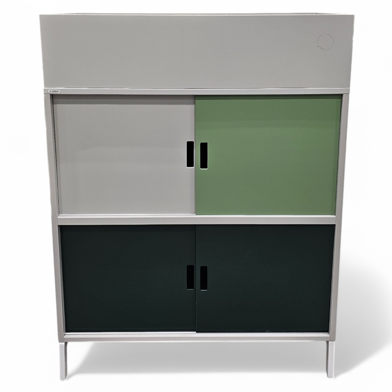 Skap med skyvedører i lys grå /