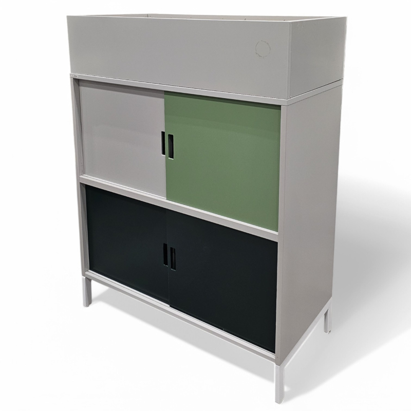 Skap med skyvedører i lys grå /