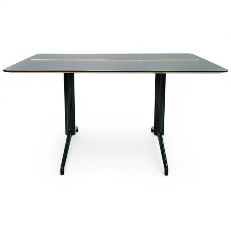 Møtebord i grønn med gullfarget