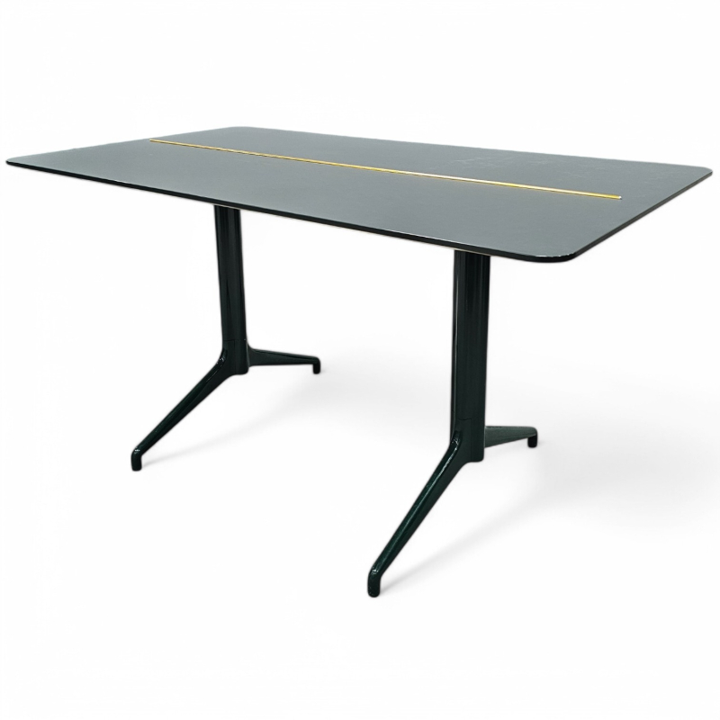 Møtebord i grønn med gullfarget