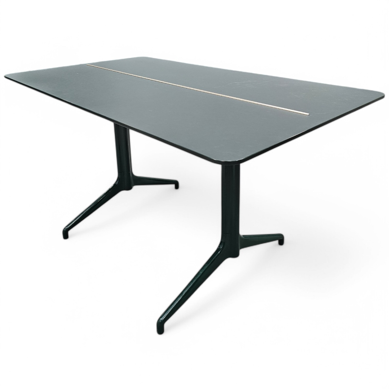 Møtebord i grønn med rosegull