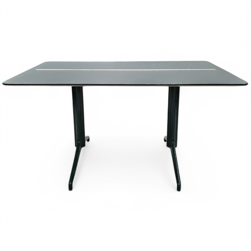 Møtebord i grønn med rosegull