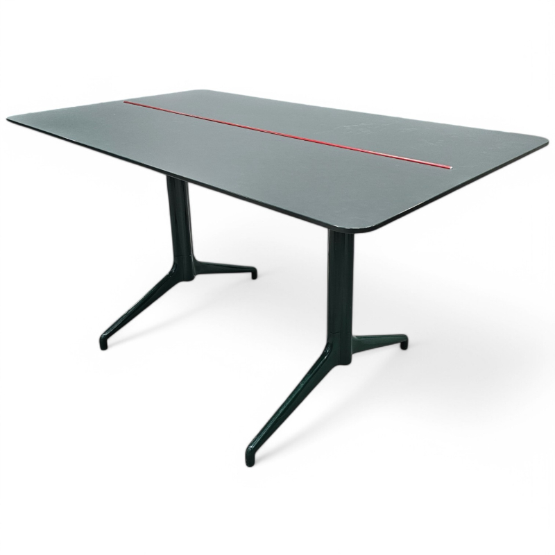 Møtebord i grønn med rødfarget