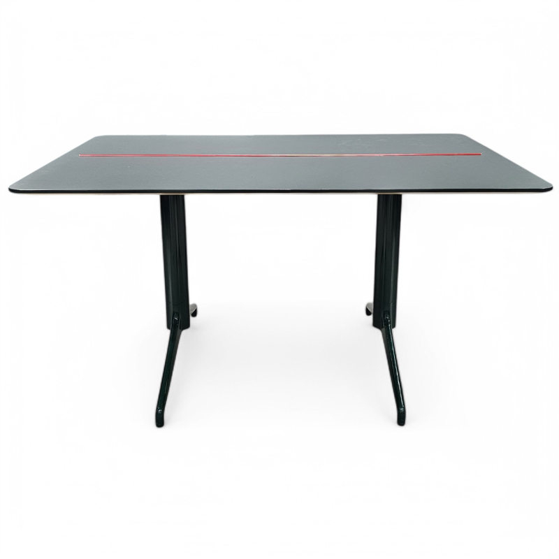 Møtebord i grønn med rødfarget