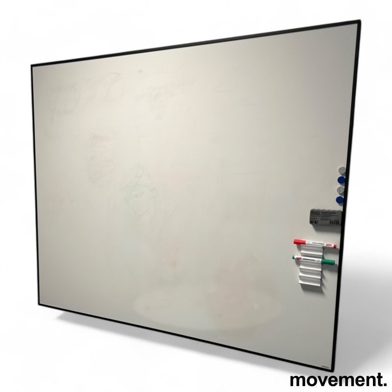 Vegghengt whiteboard i hvitt fra