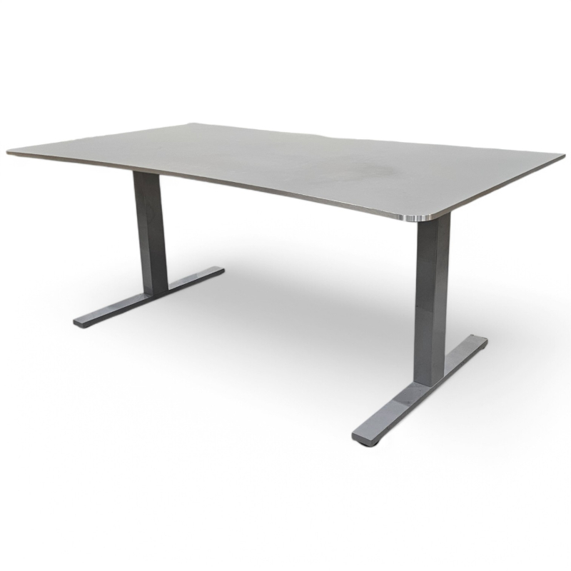 Skrivebord i grå linoleum med