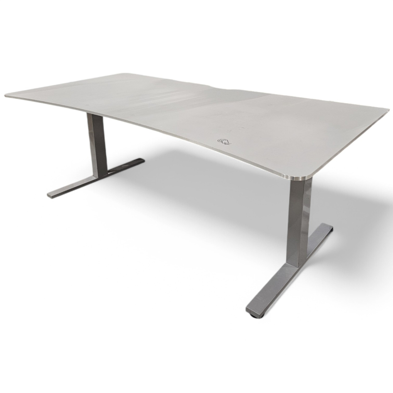 Skrivebord i grå linoleum med