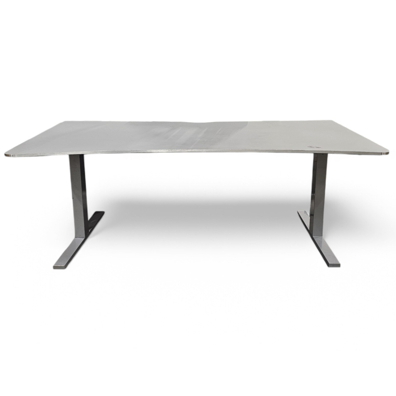 Skrivebord i grå linoleum med