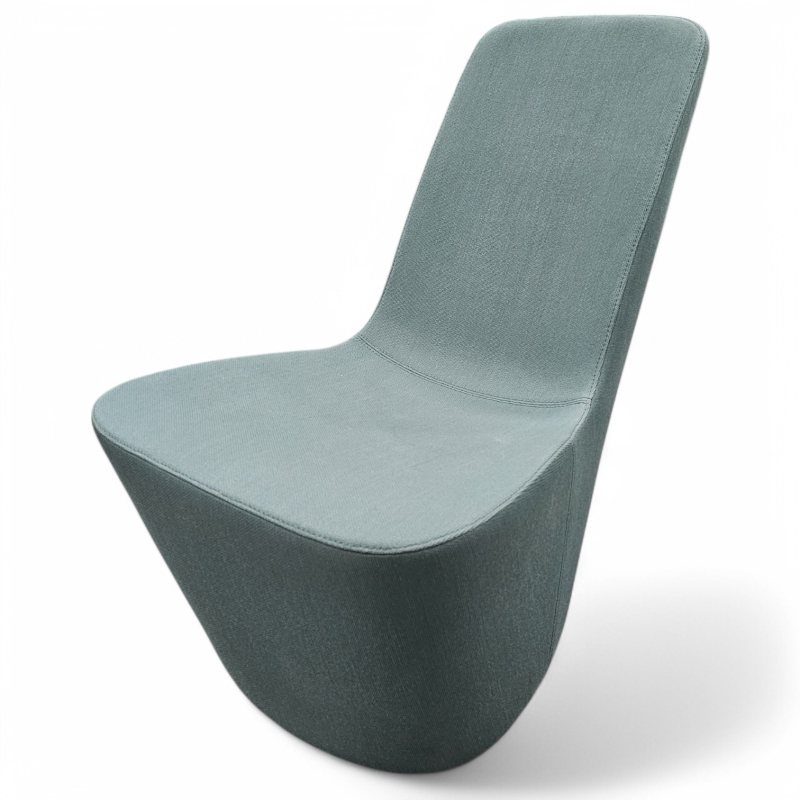 Loungestol i grønt stoff fra Vitra,