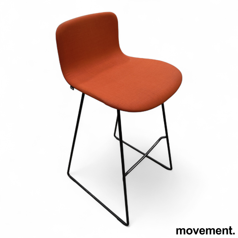Stk. 1 Sola barstol 75cm sittehøyde, meieunderstell Orange stoff (Kvadrat Remix), sort understell, Brukt Martela 1.