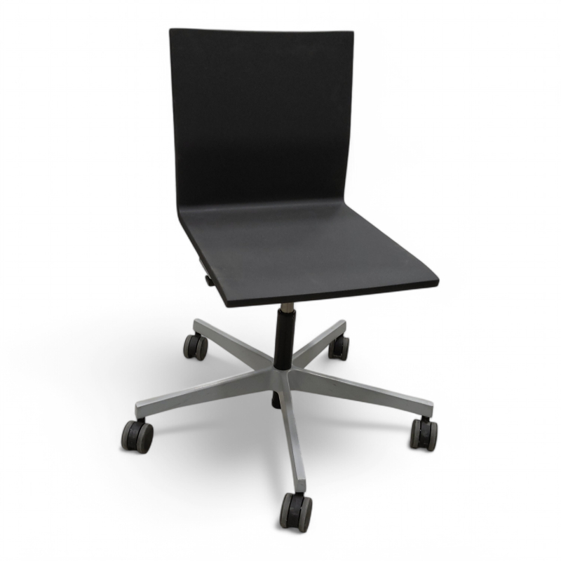 .04 med hjul Mørk grå, fotkryss i