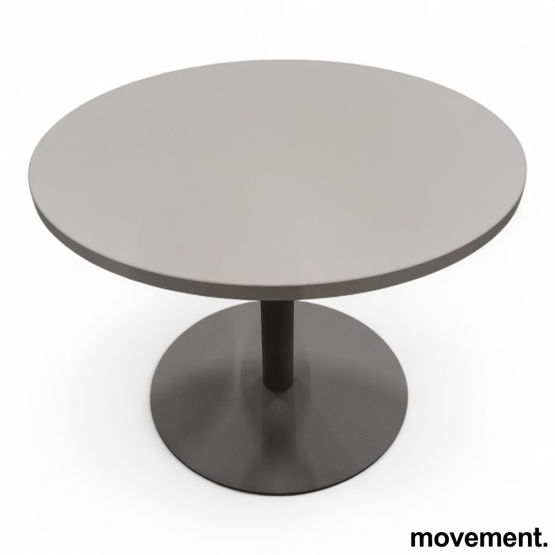 Stk. 2 Astor loungebord Ø=70cm, høyde 52cm Hvit laminat, grått understell, Pent brukt Efg 1.