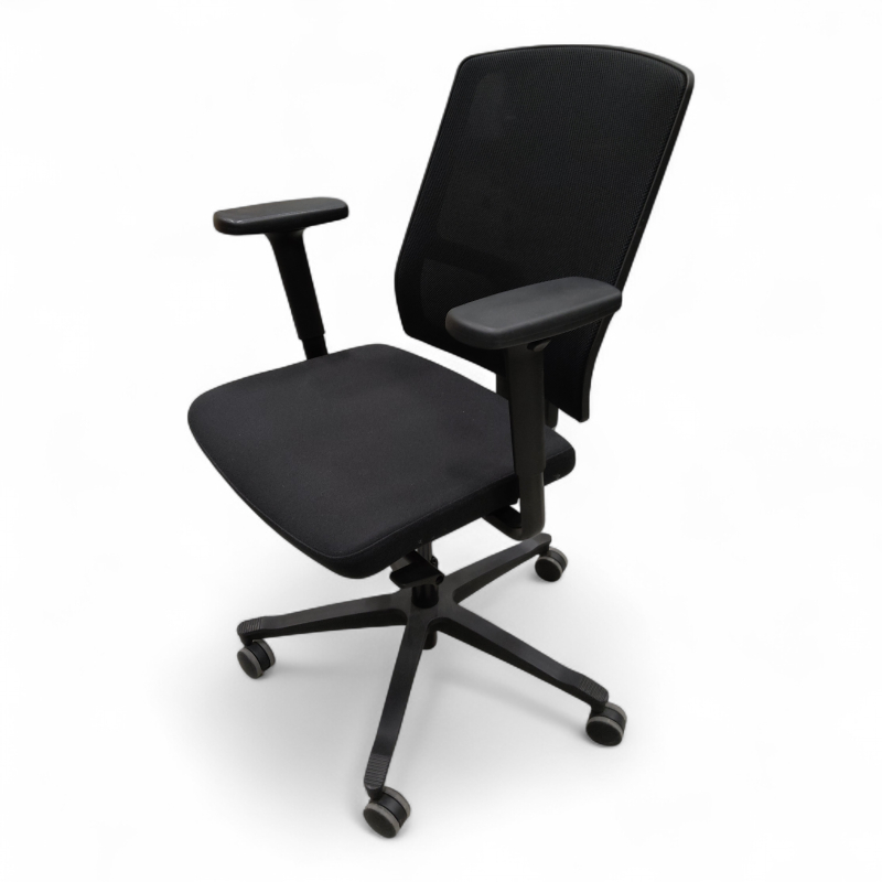 One sync mesh med armlene Sort sete