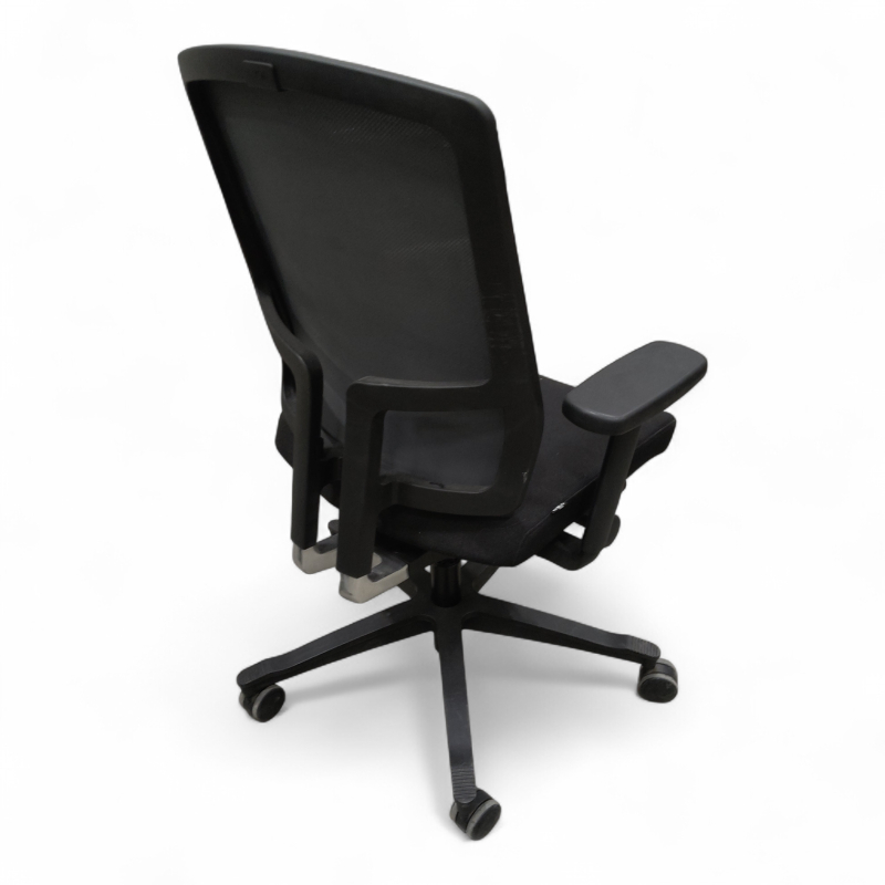 One sync mesh med armlene Sort sete