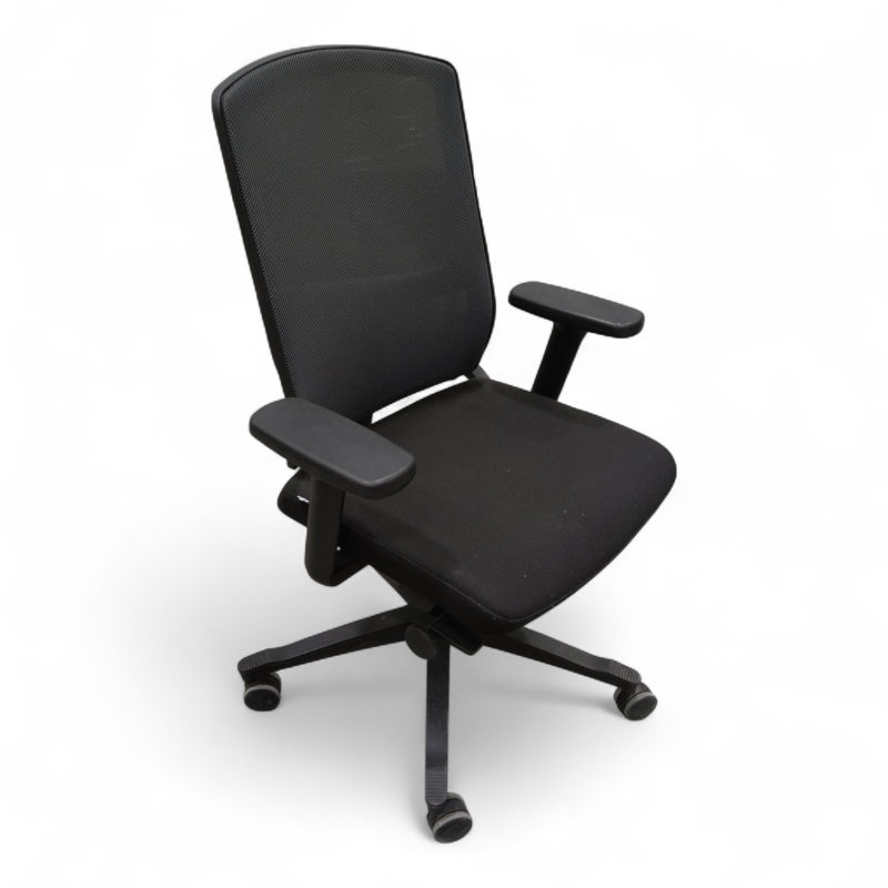 One sync mesh med armlene Sort sete