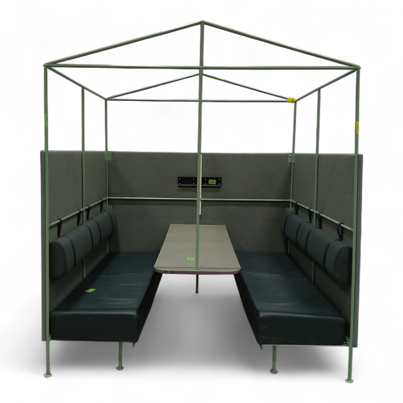 Sittebås med 2 sofaer og bord Grønt