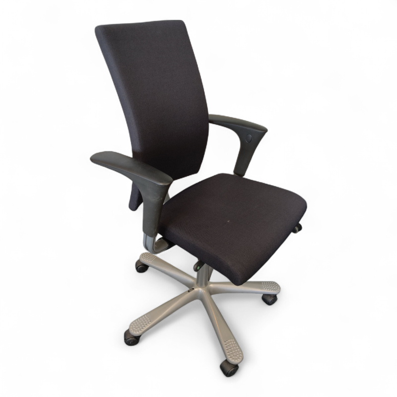 H04 4600 med armlene Mørkt grått