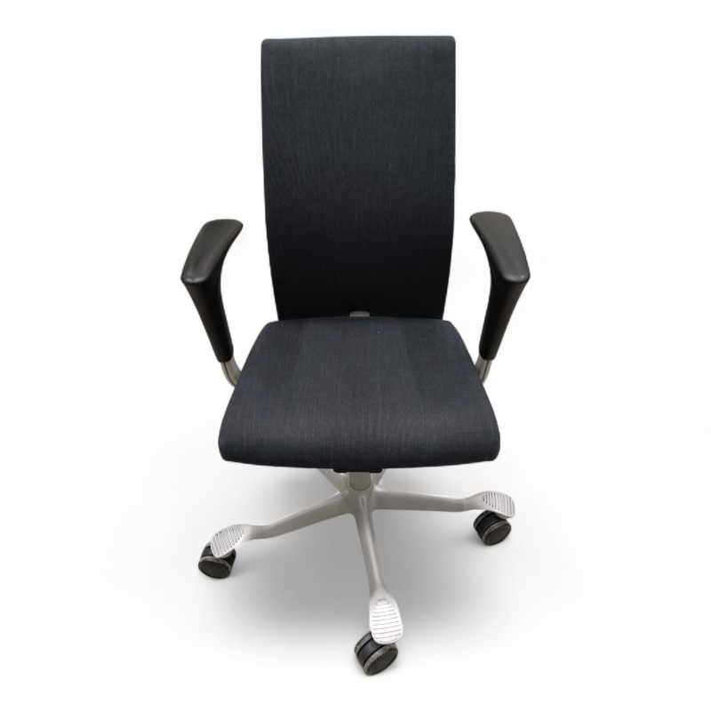 H04 4600 med armlene Mørkt grått