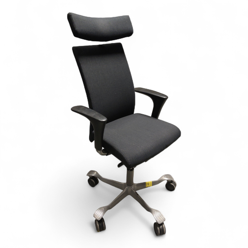 H04 4600 med nakkepute og armlene