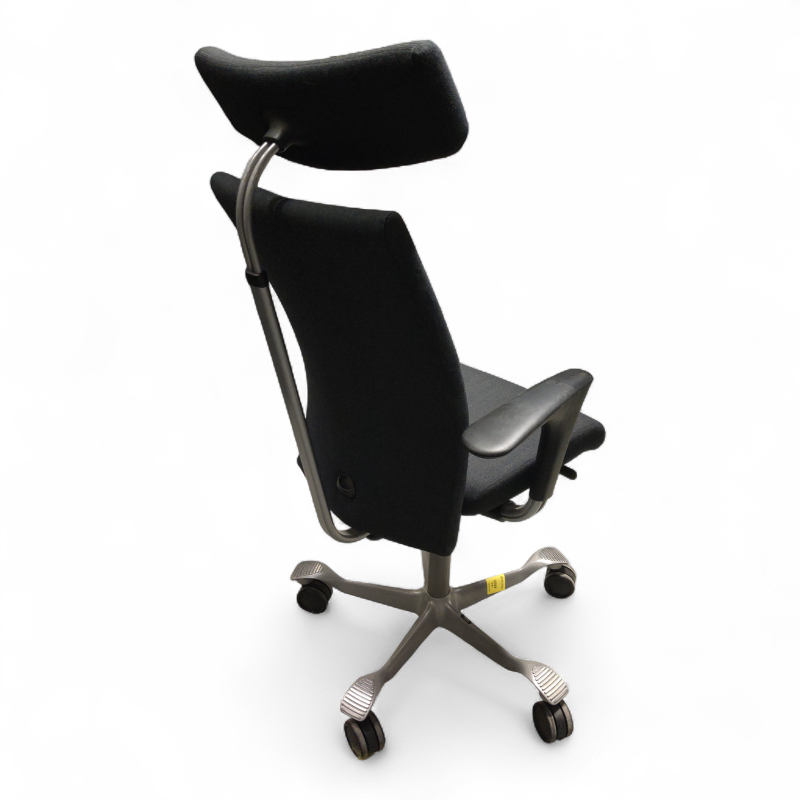 H04 4600 med nakkepute og armlene