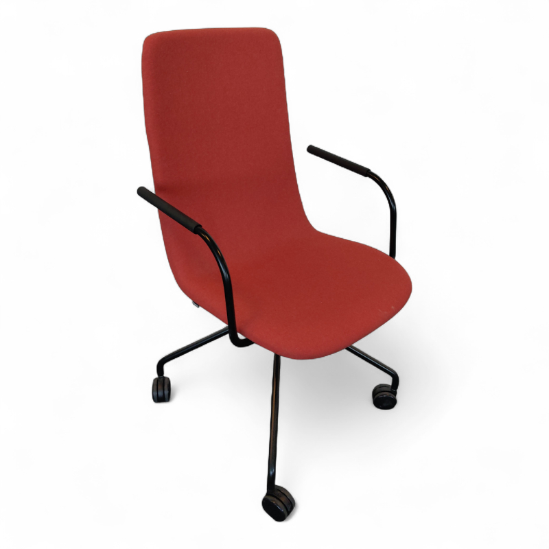 Sola med høy rygg, armlener og hjul