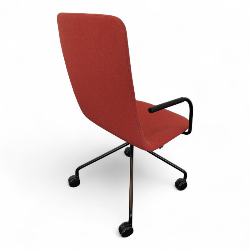 Sola med høy rygg, armlener og hjul