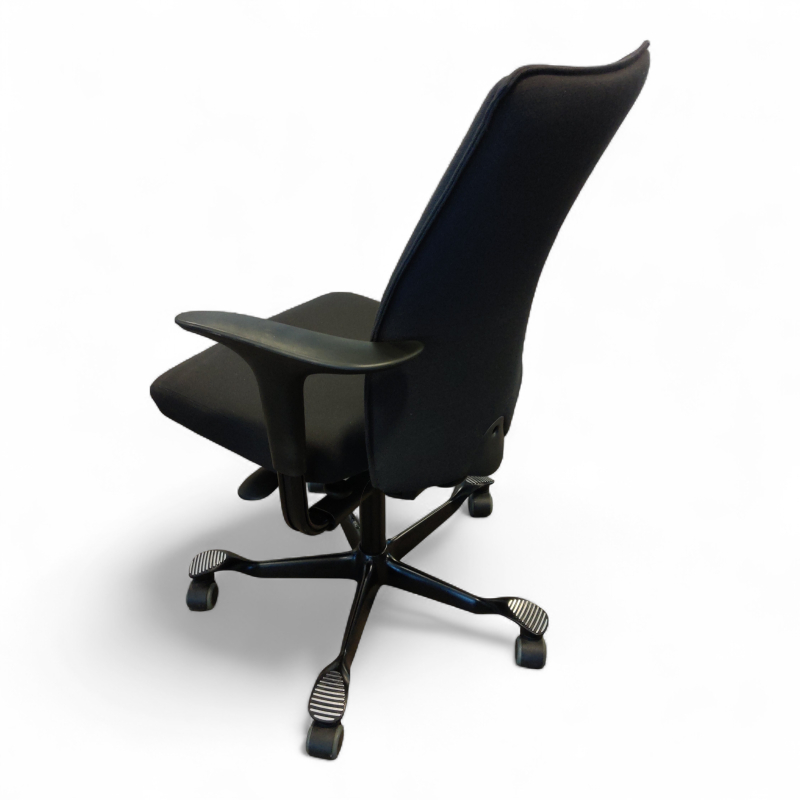 H05 5600 Swingback-armlene Sort