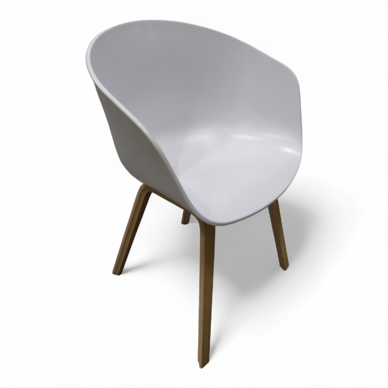 About A Chair AAC22 Hvit plast,