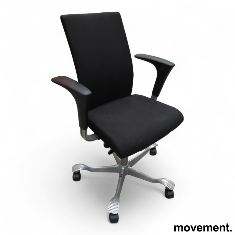 H04 4600 med armlene Sort stoff - 1 / 2
