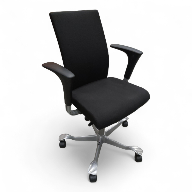 H04 4600 med armlene Sort stoff
