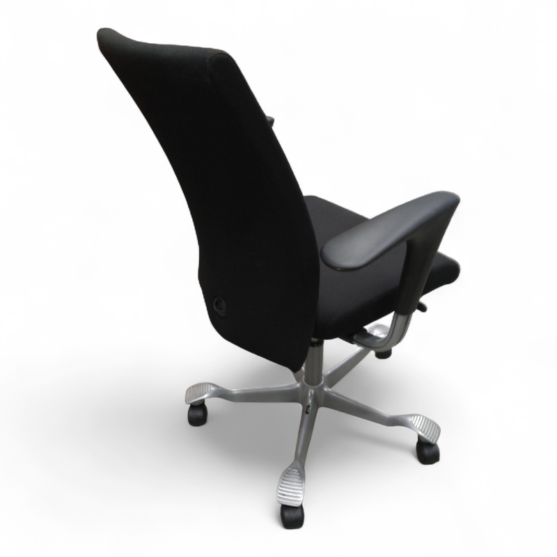 H04 4600 med armlene Sort stoff