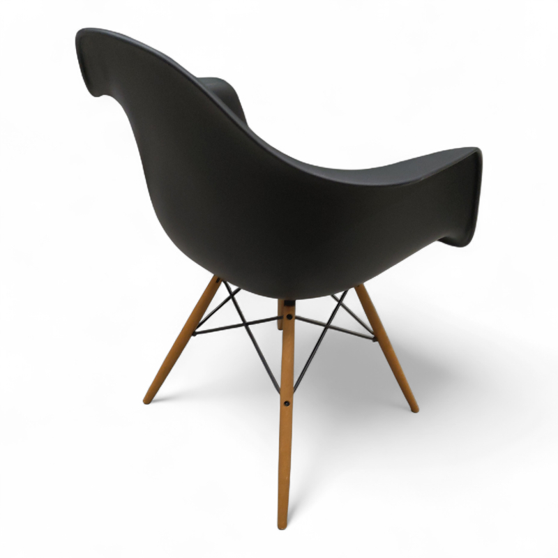 Eames plastic armchair DAW Sort,