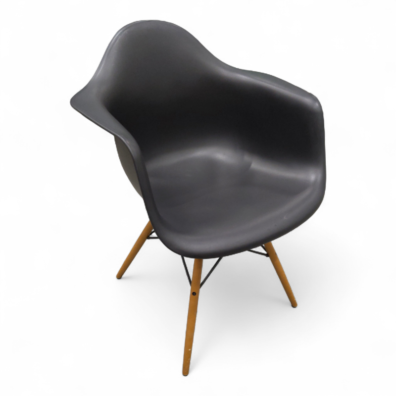 Eames plastic armchair DAW Sort,